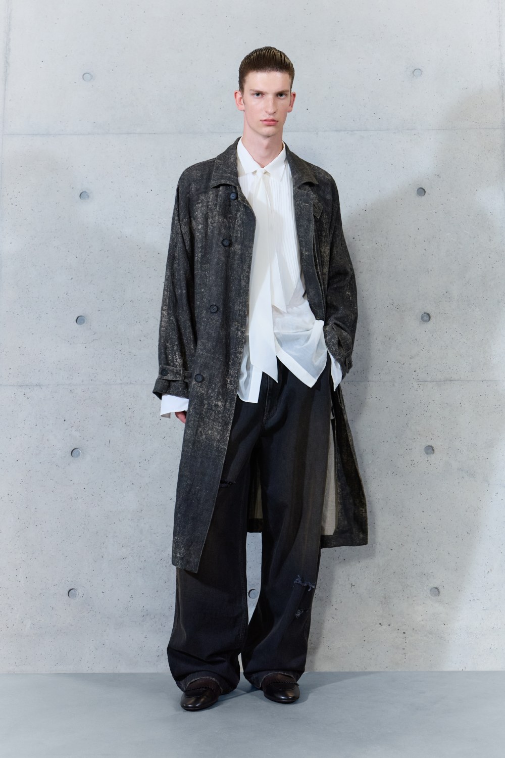 Emporio Armani SS27 estudia el paso del tiempo en la ropa