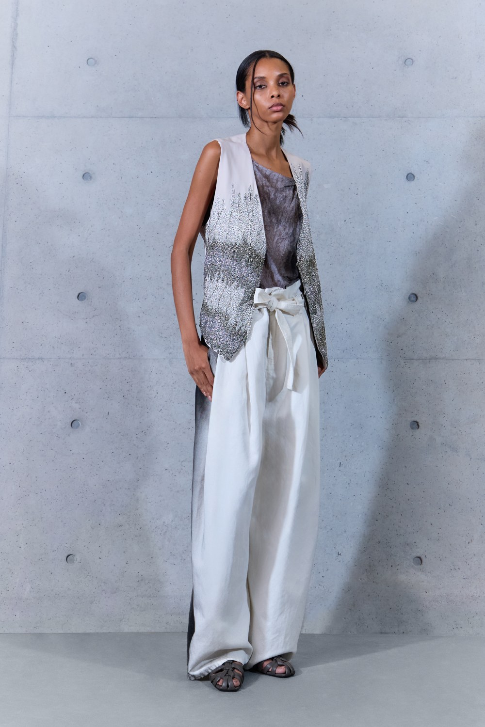 Emporio Armani SS27 estudia el paso del tiempo en la ropa