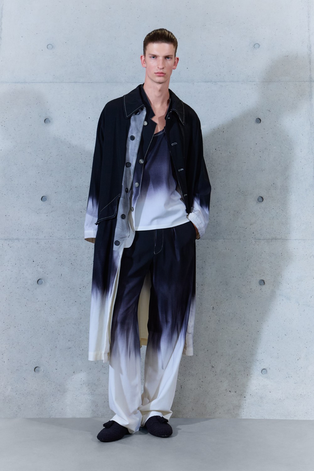 Emporio Armani SS27 estudia el paso del tiempo en la ropa