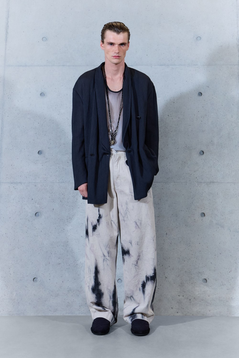 Emporio Armani SS27 estudia el paso del tiempo en la ropa