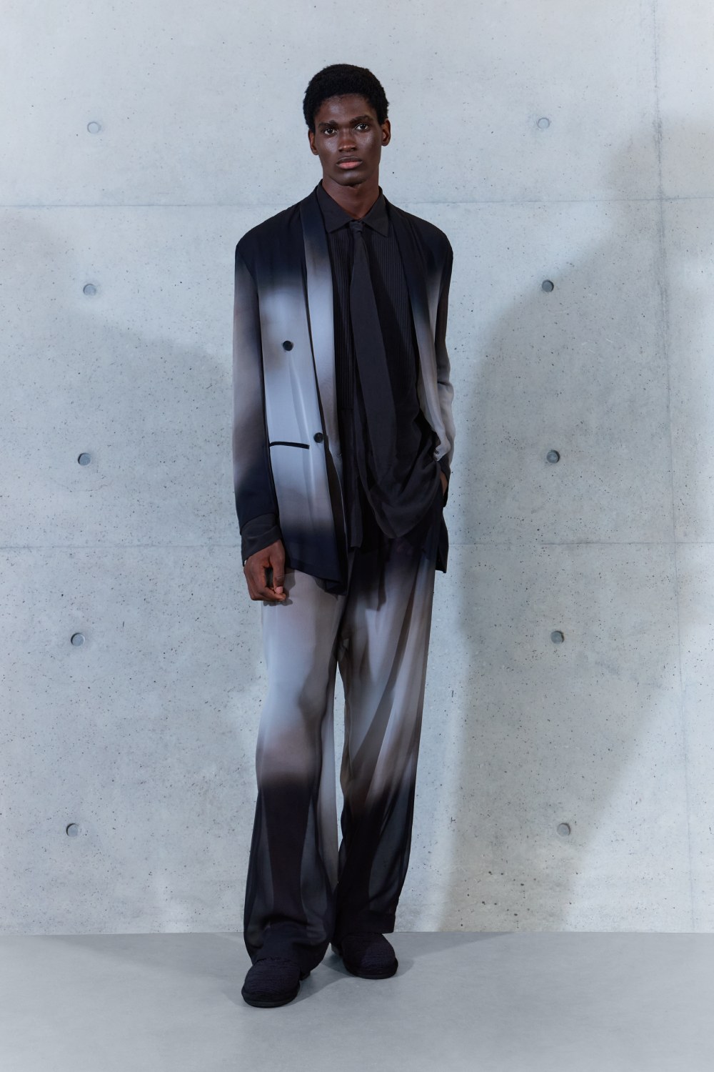 Emporio Armani SS27 estudia el paso del tiempo en la ropa