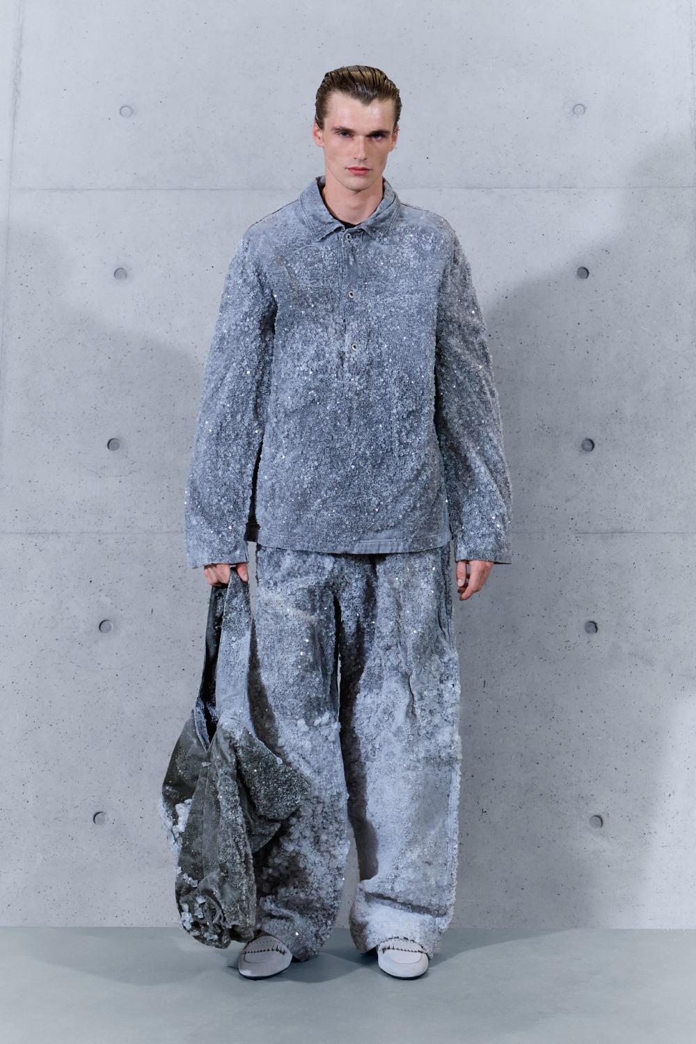 Emporio Armani SS27 estudia el paso del tiempo en la ropa
