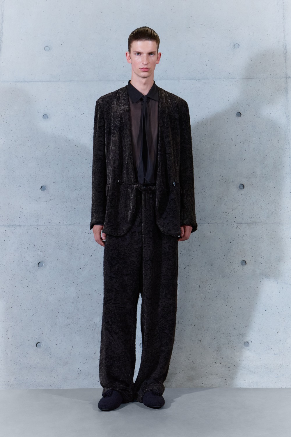 Emporio Armani SS27 estudia el paso del tiempo en la ropa