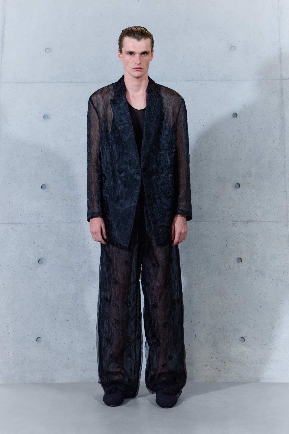 Emporio Armani SS27 estudia el paso del tiempo en la ropa