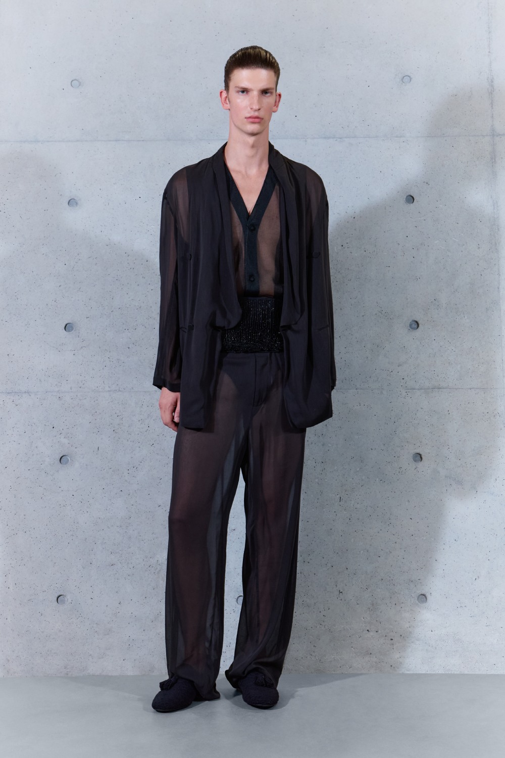 Emporio Armani SS27 estudia el paso del tiempo en la ropa