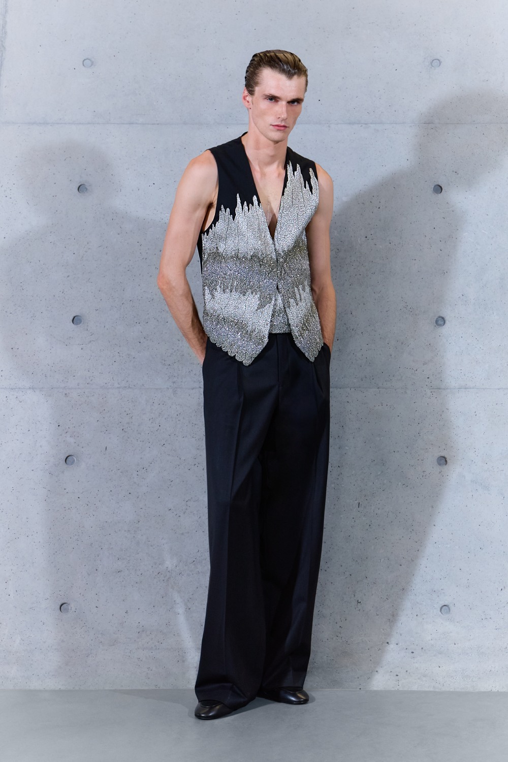 Emporio Armani SS27 estudia el paso del tiempo en la ropa