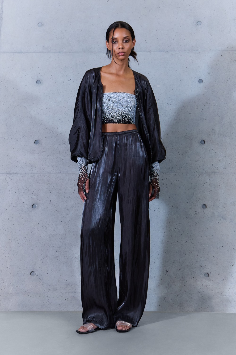 Emporio Armani SS27 estudia el paso del tiempo en la ropa