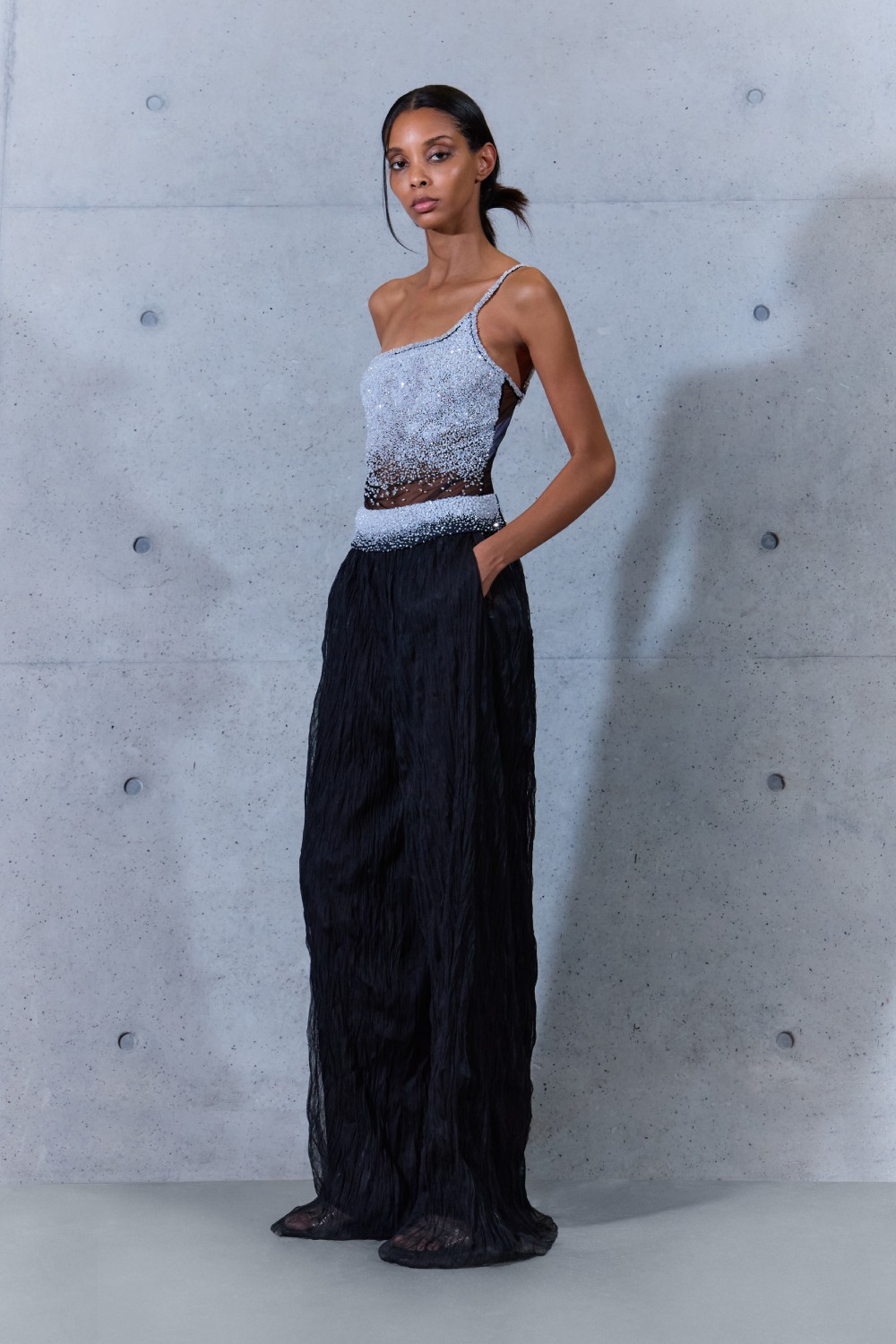 Emporio Armani SS27 estudia el paso del tiempo en la ropa