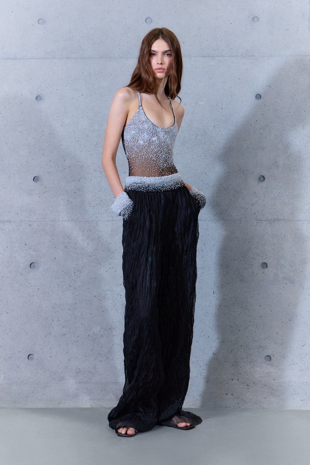 Emporio Armani SS27 estudia el paso del tiempo en la ropa