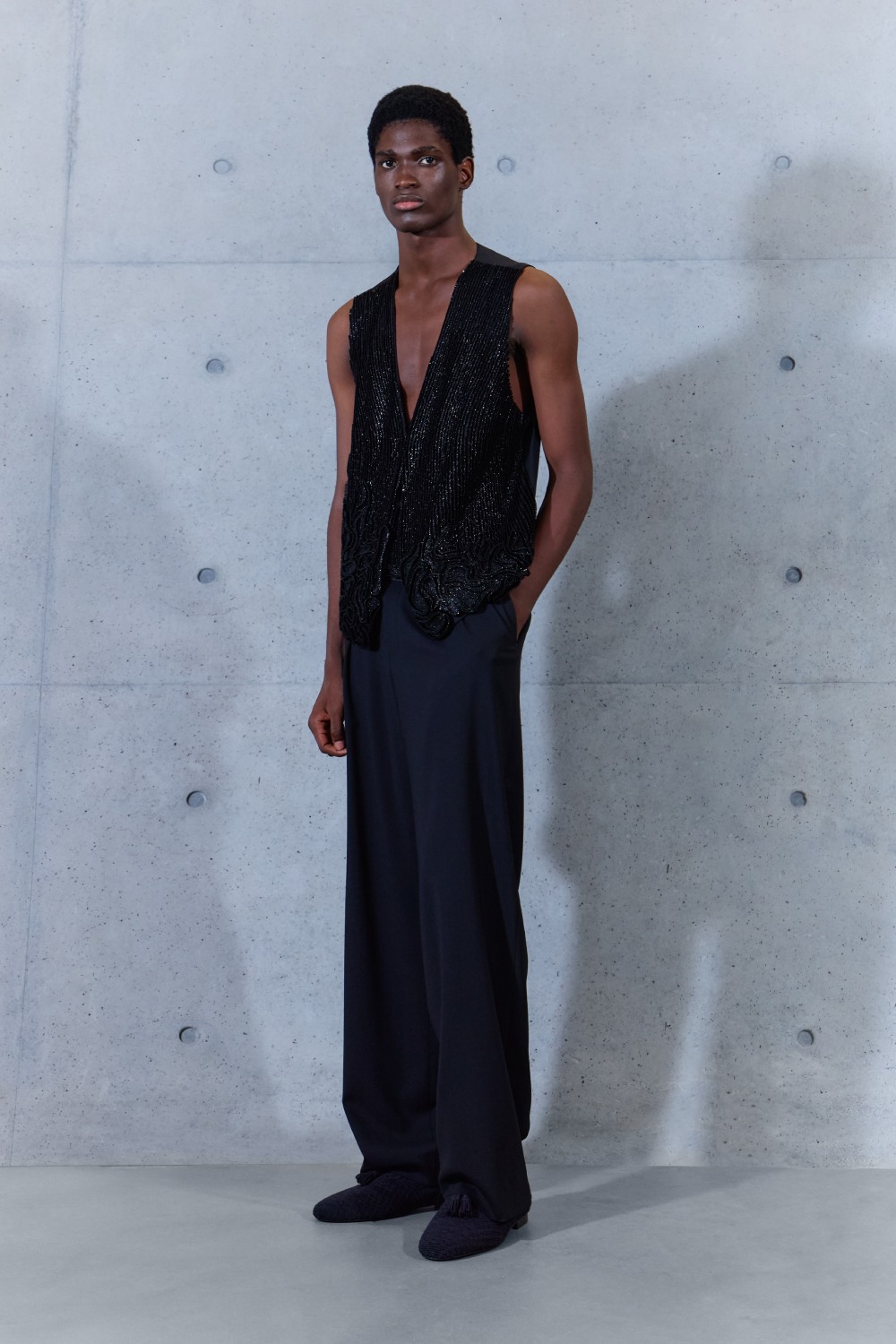 Emporio Armani SS27 estudia el paso del tiempo en la ropa