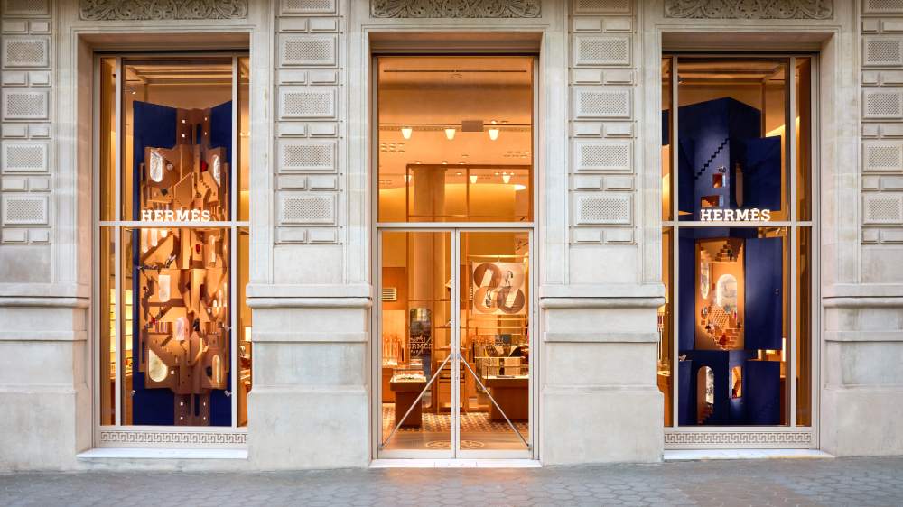 Mesura construye surrealismo en los escaparates de Hermès