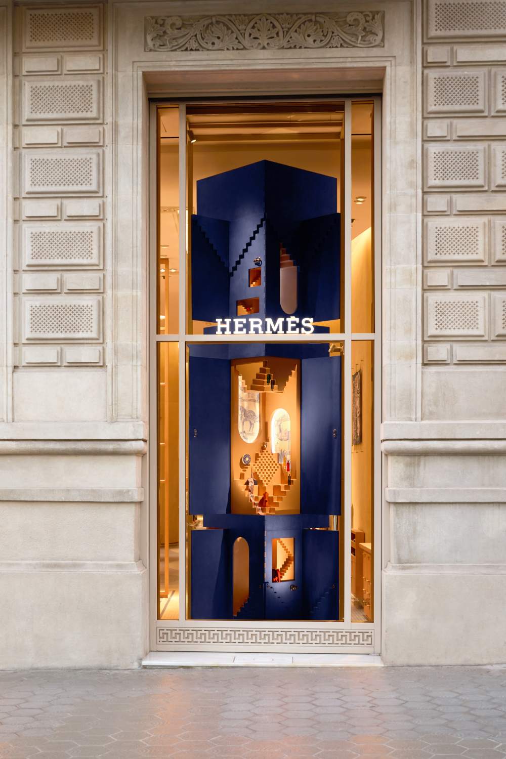 Mesura construye surrealismo en los escaparates de Hermès