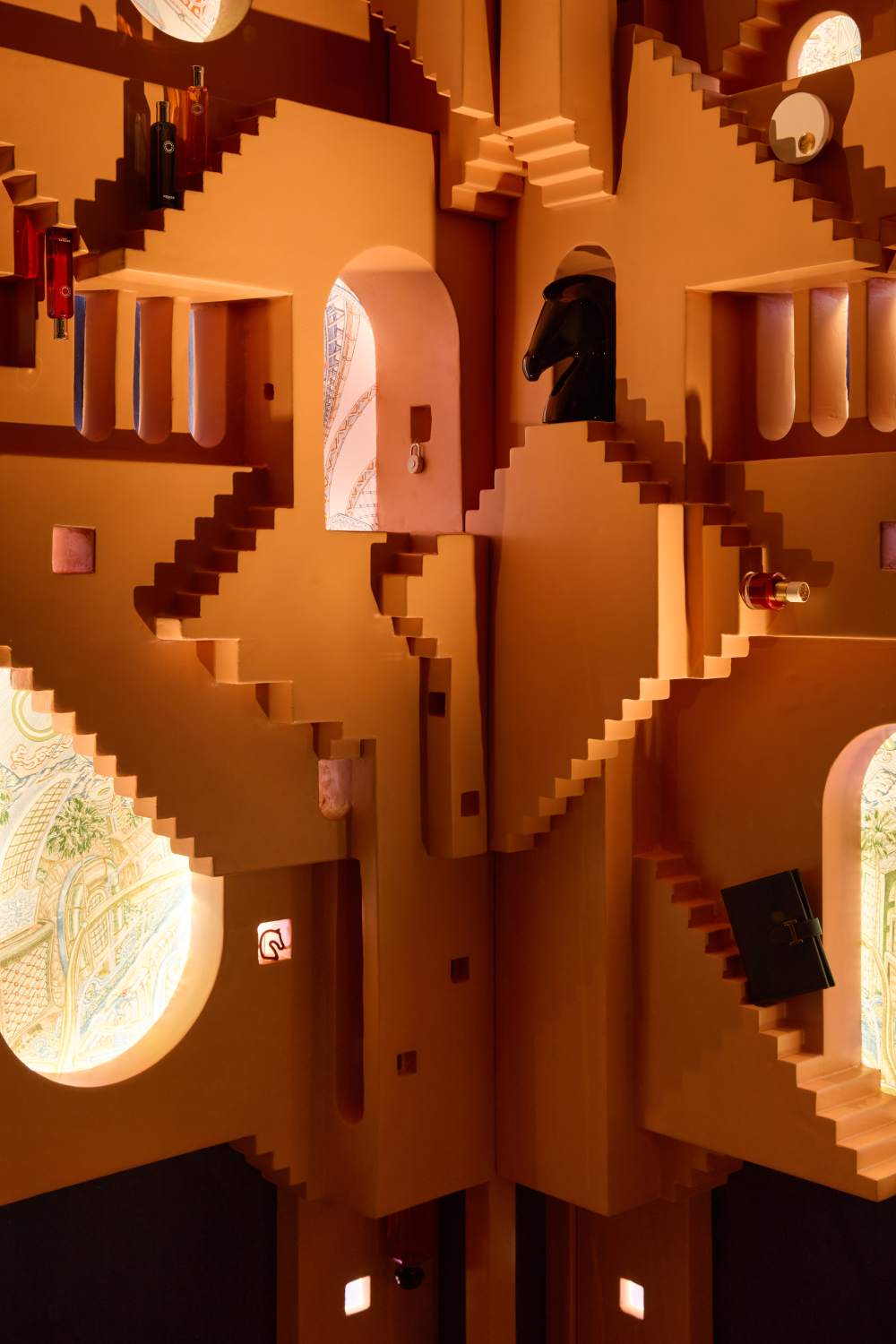 Mesura construye surrealismo en los escaparates de Hermès