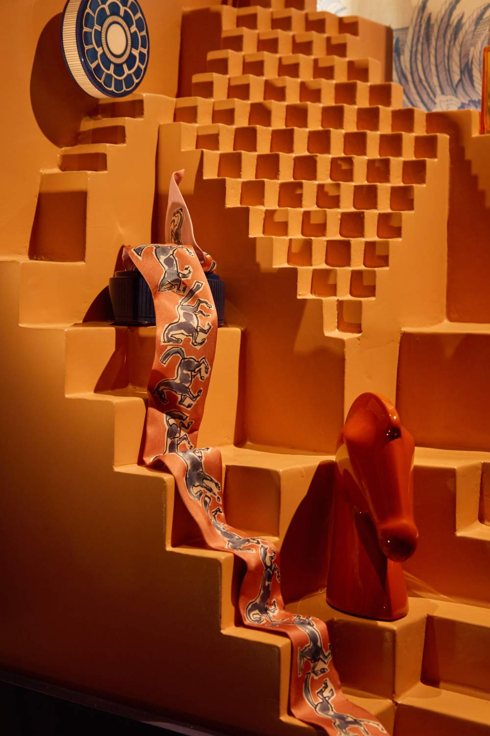Mesura construye surrealismo en los escaparates de Hermès