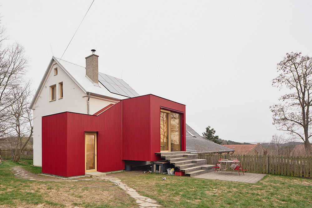 Facha Architekti renueva en rojo House With a Red Addition