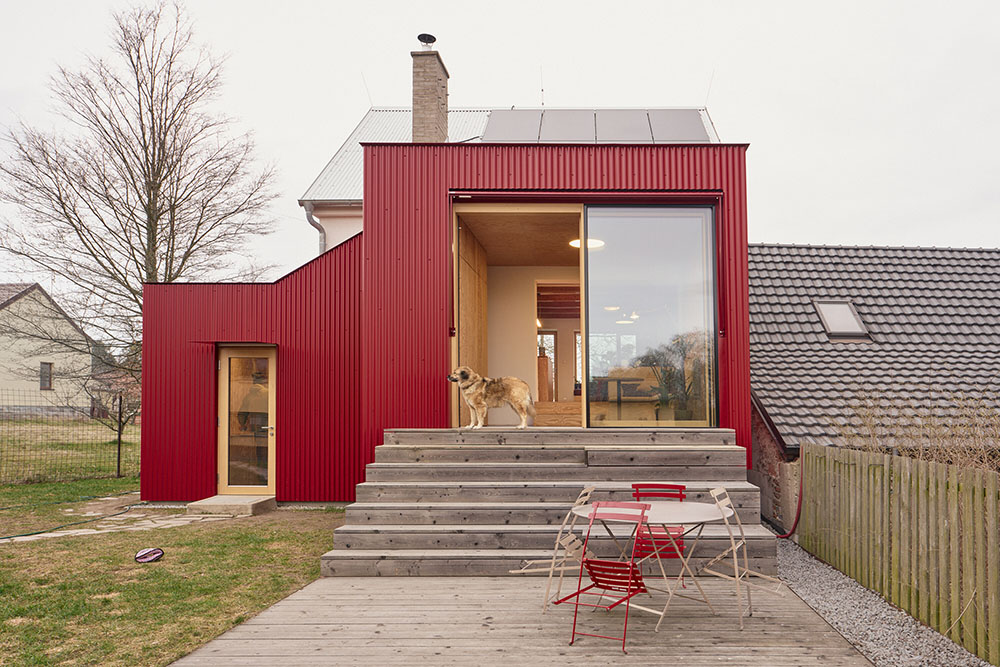 Facha Architekti renueva en rojo House With a Red Addition