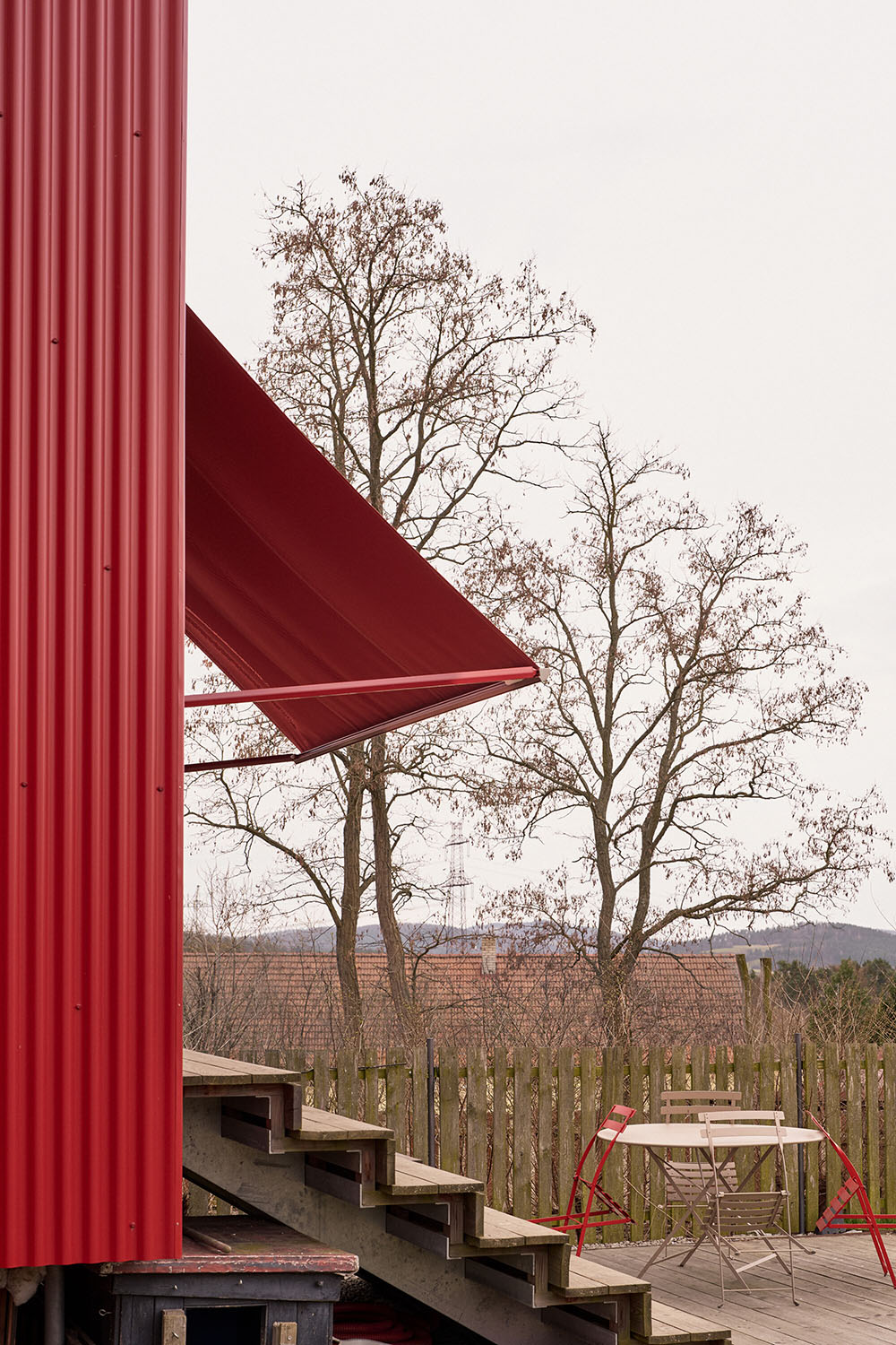 Facha Architekti renueva en rojo House With a Red Addition