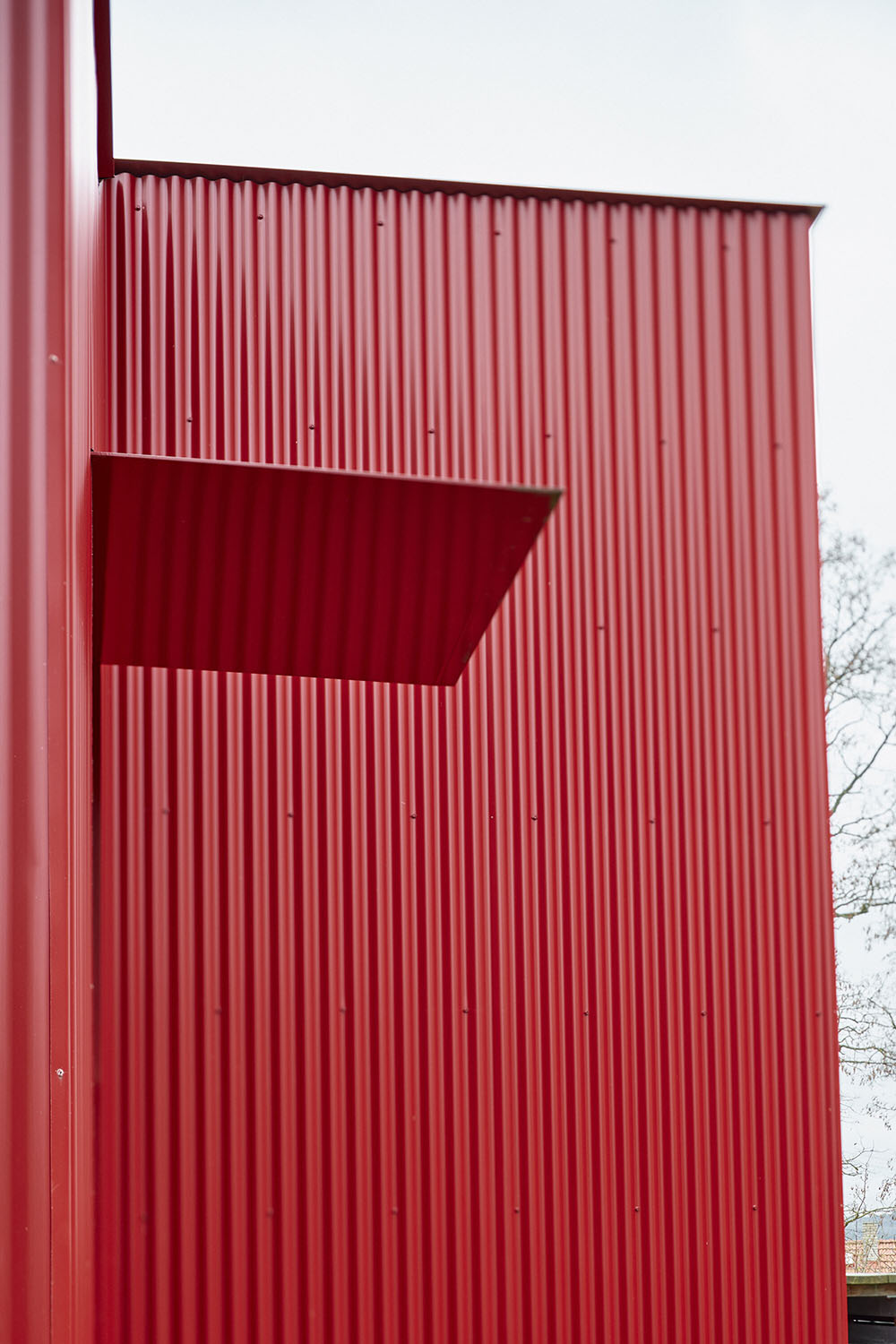 Facha Architekti renueva en rojo House With a Red Addition
