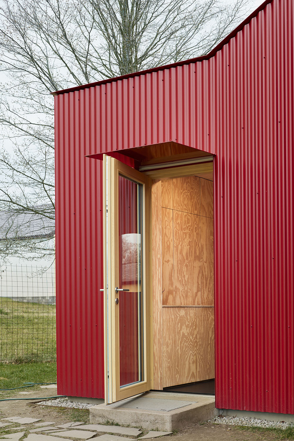 Facha Architekti renueva en rojo House With a Red Addition