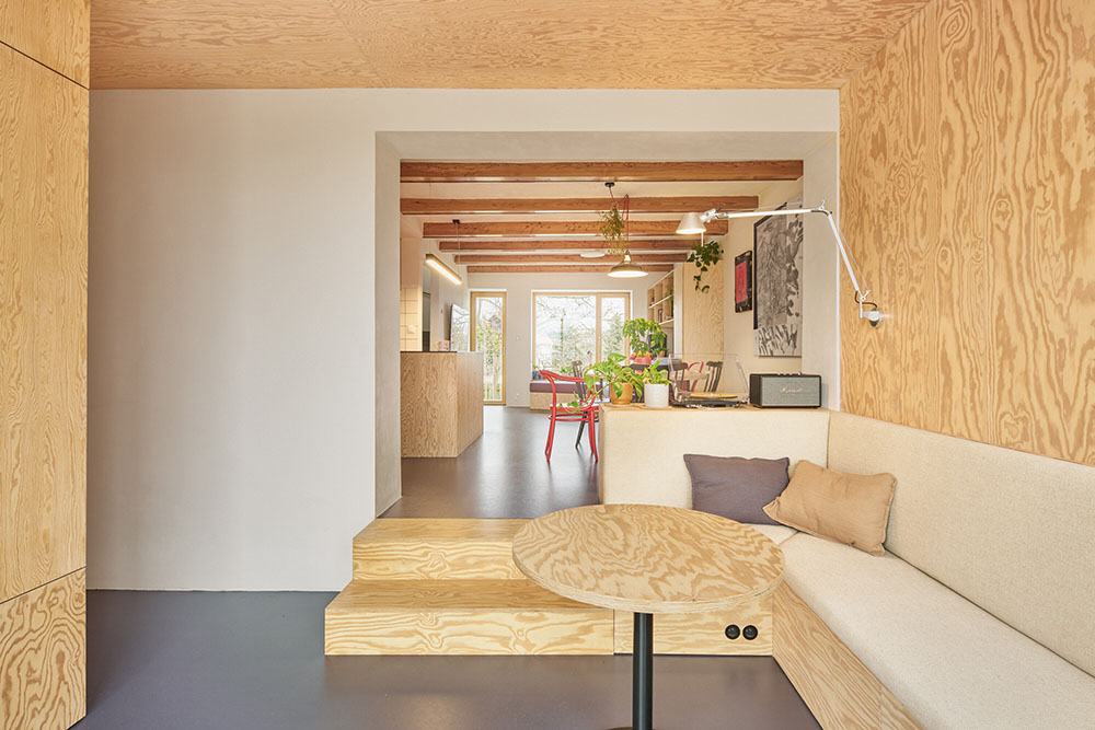 Facha Architekti renueva en rojo House With a Red Addition