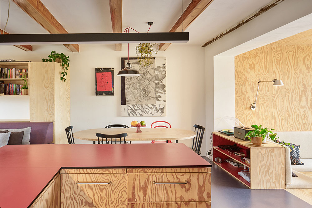 Facha Architekti renueva en rojo House With a Red Addition