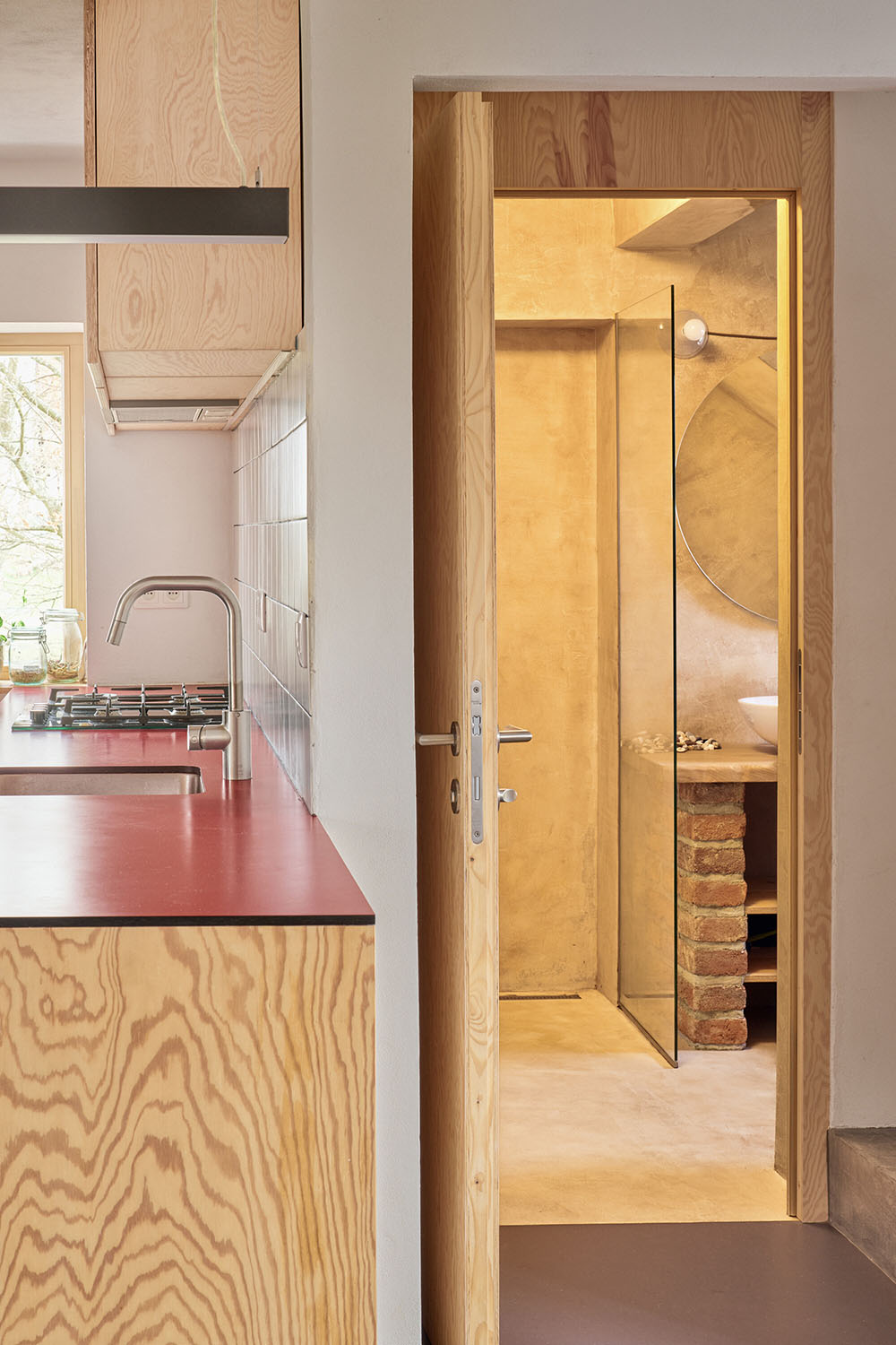 Facha Architekti renueva en rojo House With a Red Addition