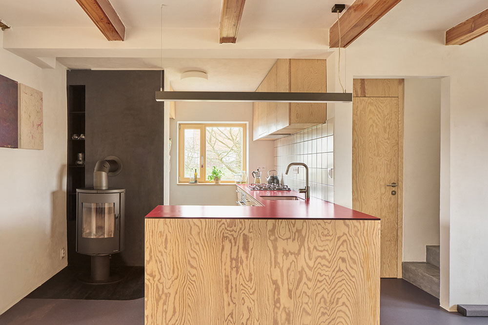 Facha Architekti renueva en rojo House With a Red Addition
