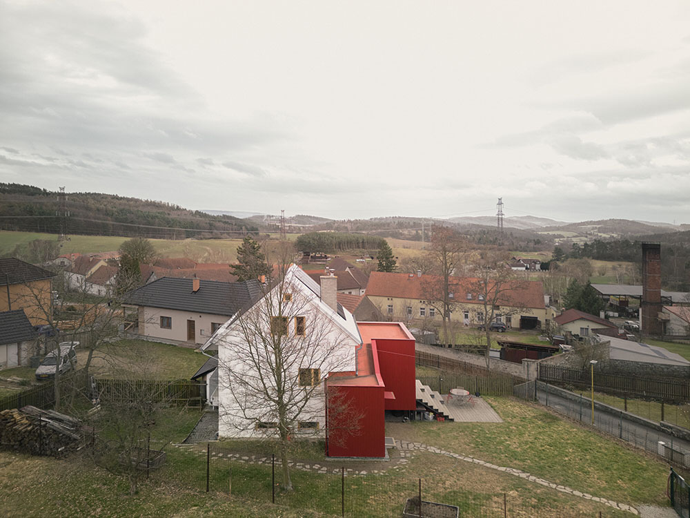 Facha Architekti renueva en rojo House With a Red Addition