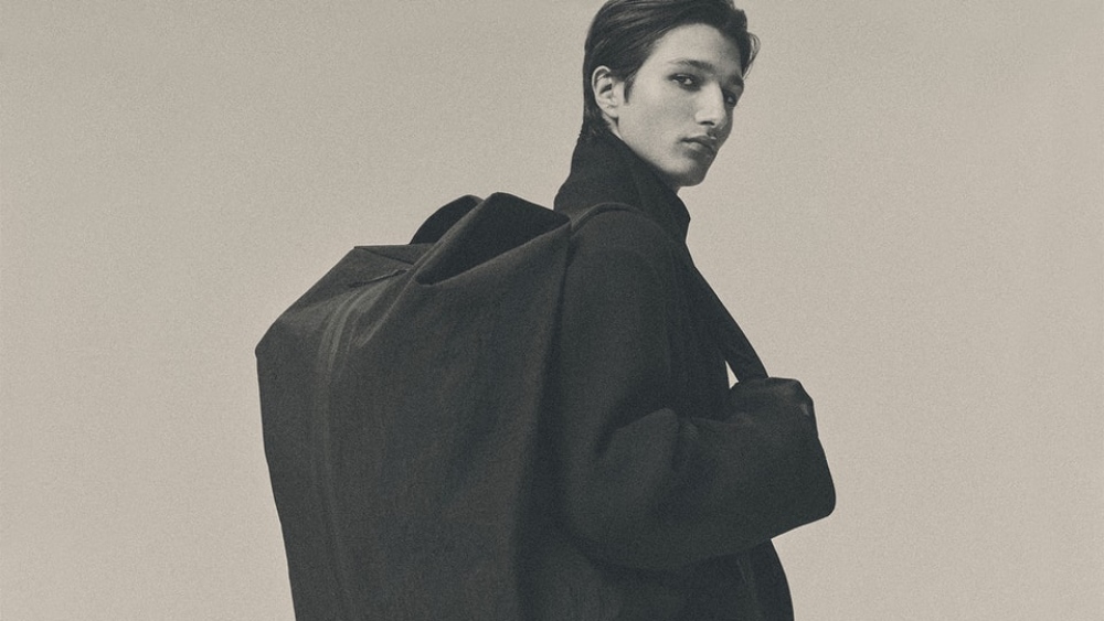 El minimalismo de Fear of God llega a los bolsos de Eastpak