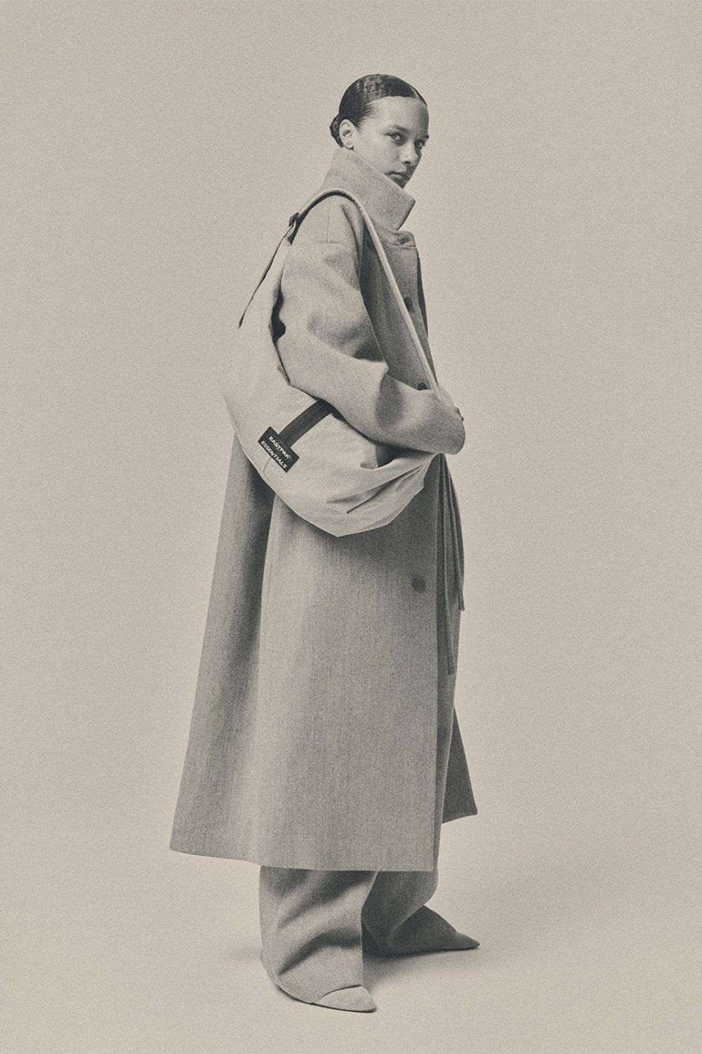El minimalismo de Fear of God llega a los bolsos de Eastpak