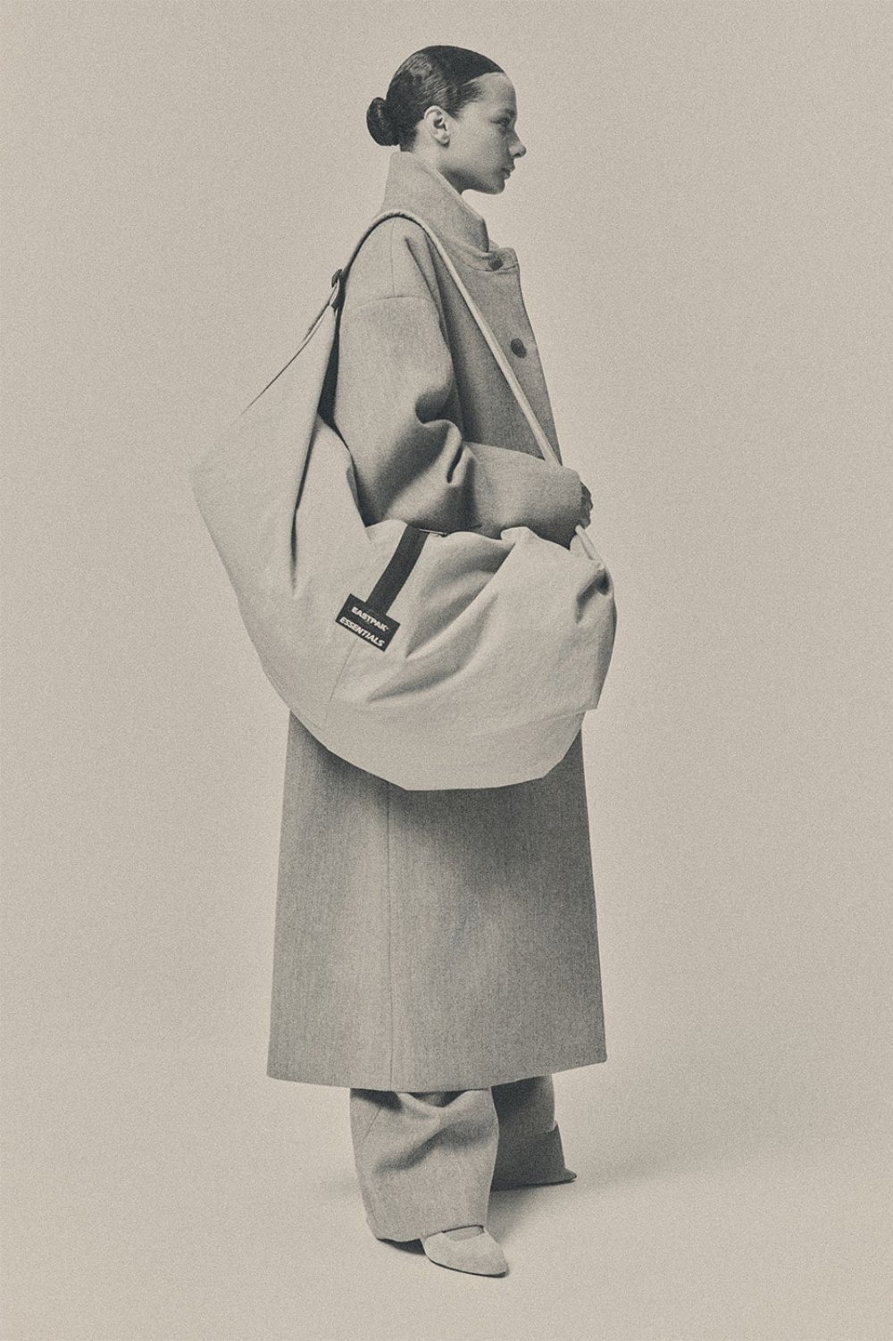 El minimalismo de Fear of God llega a los bolsos de Eastpak