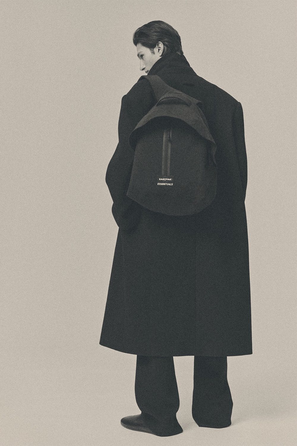 El minimalismo de Fear of God llega a los bolsos de Eastpak