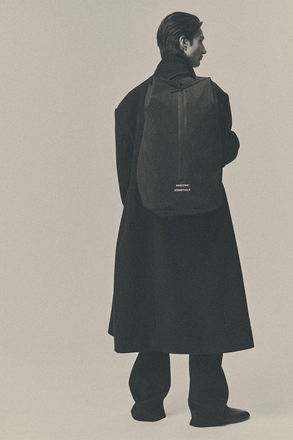 El minimalismo de Fear of God llega a los bolsos de Eastpak