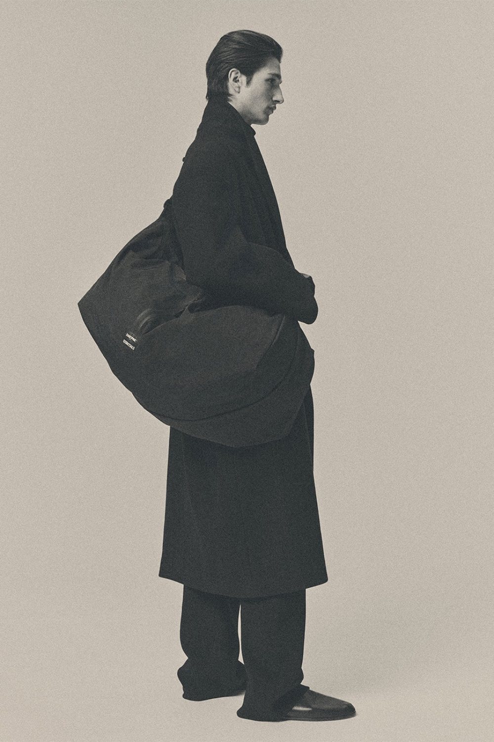 El minimalismo de Fear of God llega a los bolsos de Eastpak