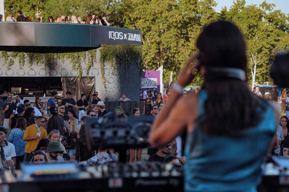 Festival de música electrónica sin humos con IQOS x Zamna