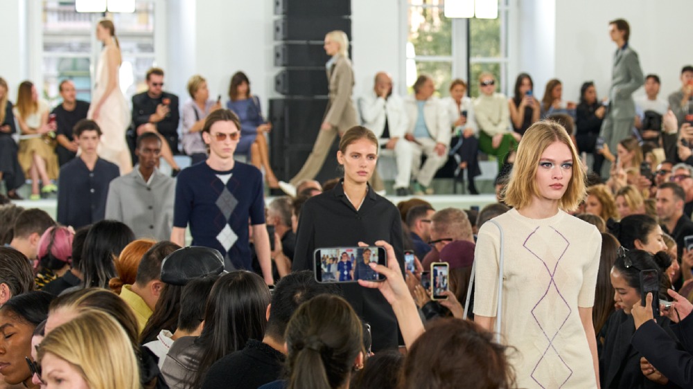 Jil Sander SS27 trae minimalismo desprolijo e imperfecto