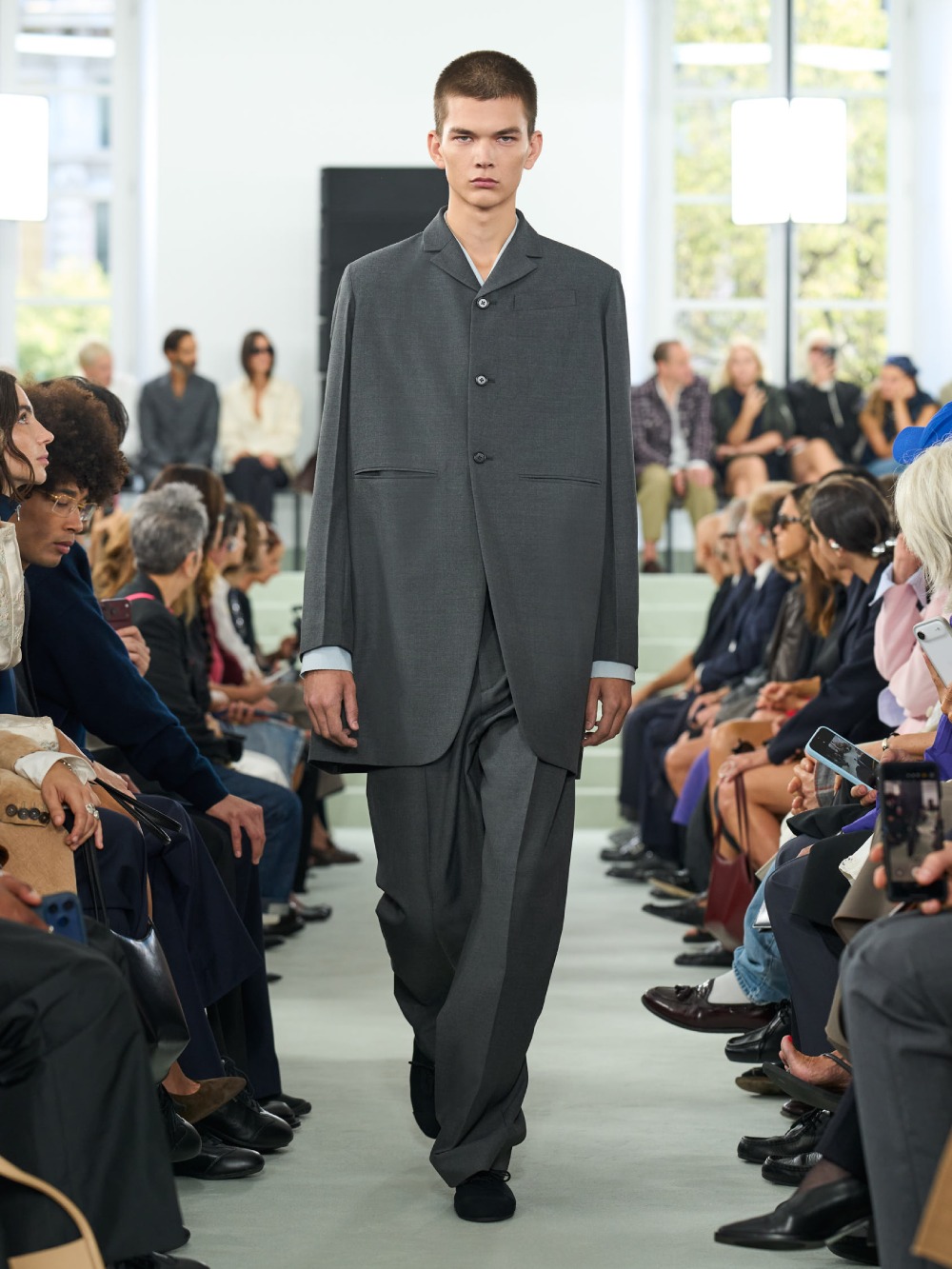 Jil Sander SS27 trae minimalismo desprolijo e imperfecto