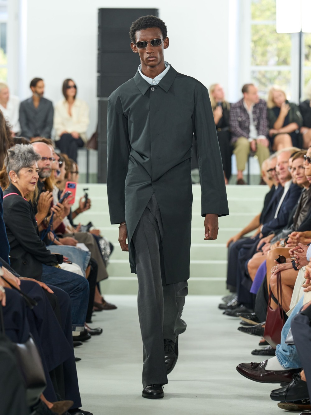 Jil Sander SS27 trae minimalismo desprolijo e imperfecto