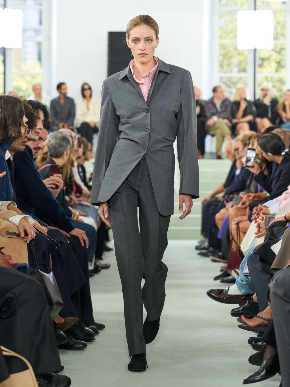 Jil Sander SS27 trae minimalismo desprolijo e imperfecto