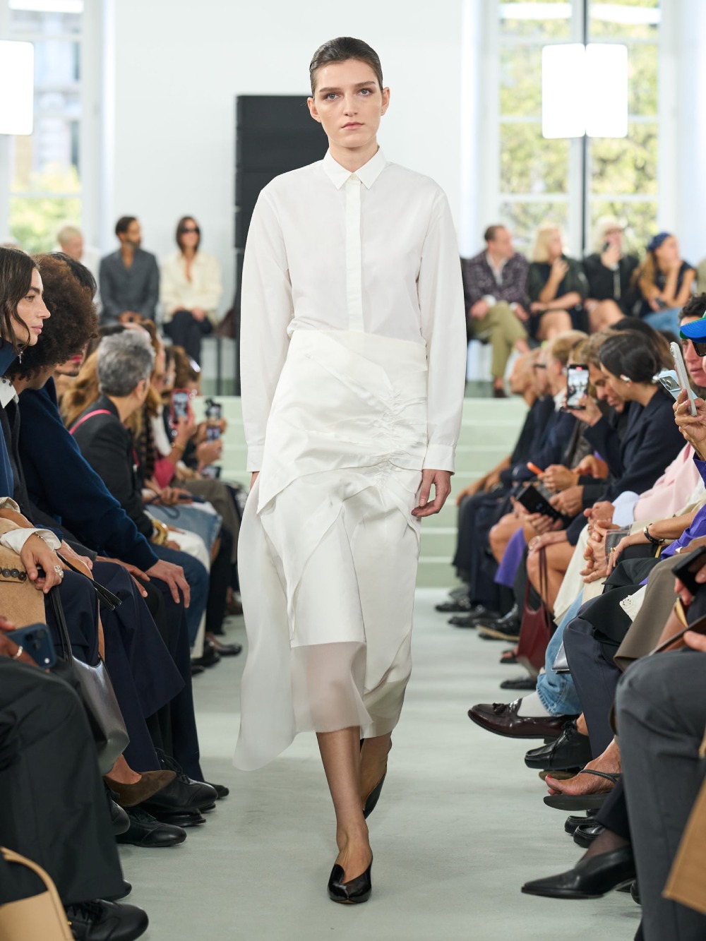 Jil Sander SS27 trae minimalismo desprolijo e imperfecto