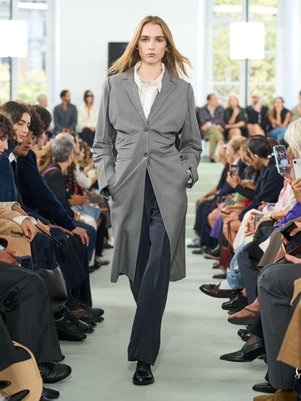 Jil Sander SS27 trae minimalismo desprolijo e imperfecto