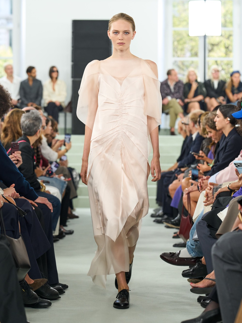 Jil Sander SS27 trae minimalismo desprolijo e imperfecto