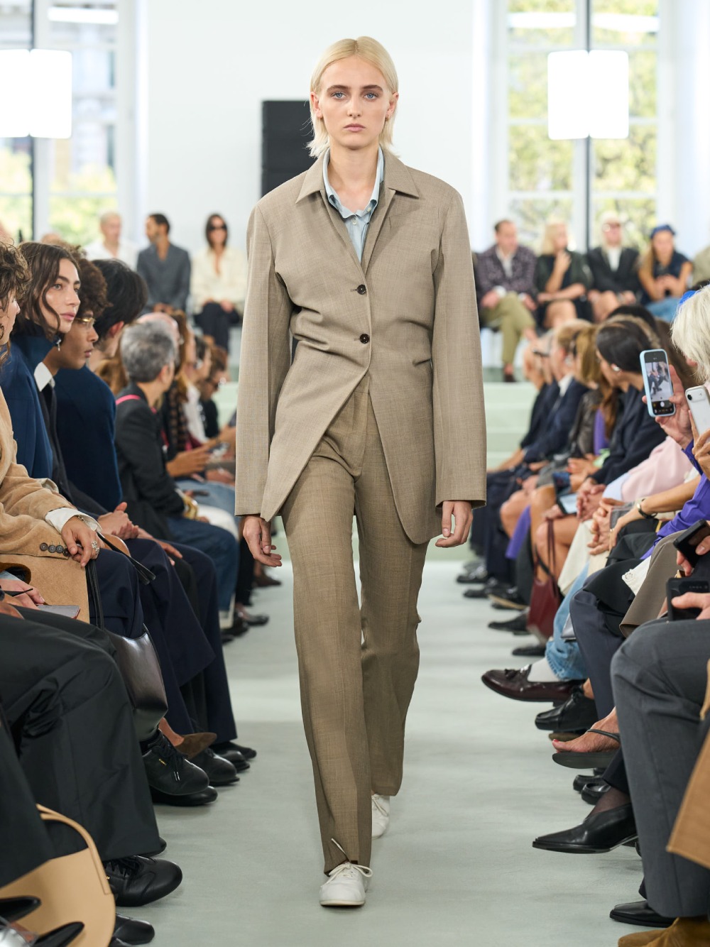 Jil Sander SS27 trae minimalismo desprolijo e imperfecto