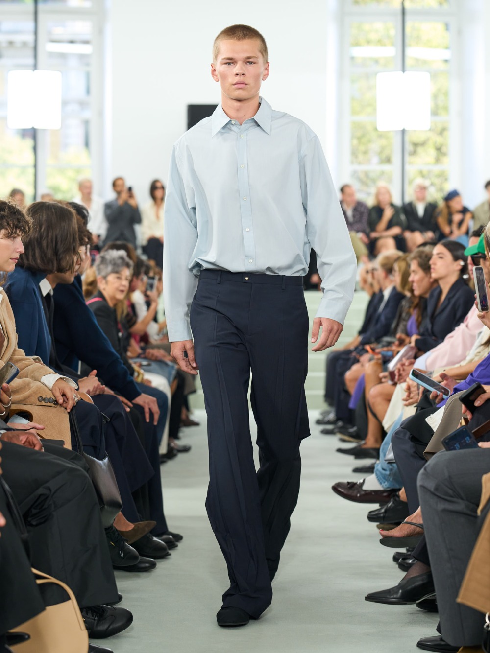 Jil Sander SS27 trae minimalismo desprolijo e imperfecto