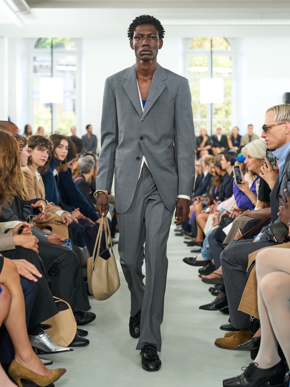 Jil Sander SS27 trae minimalismo desprolijo e imperfecto