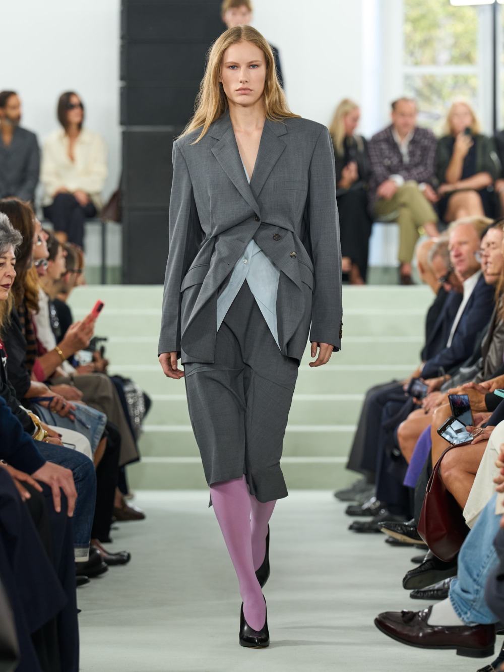 Jil Sander SS27 trae minimalismo desprolijo e imperfecto