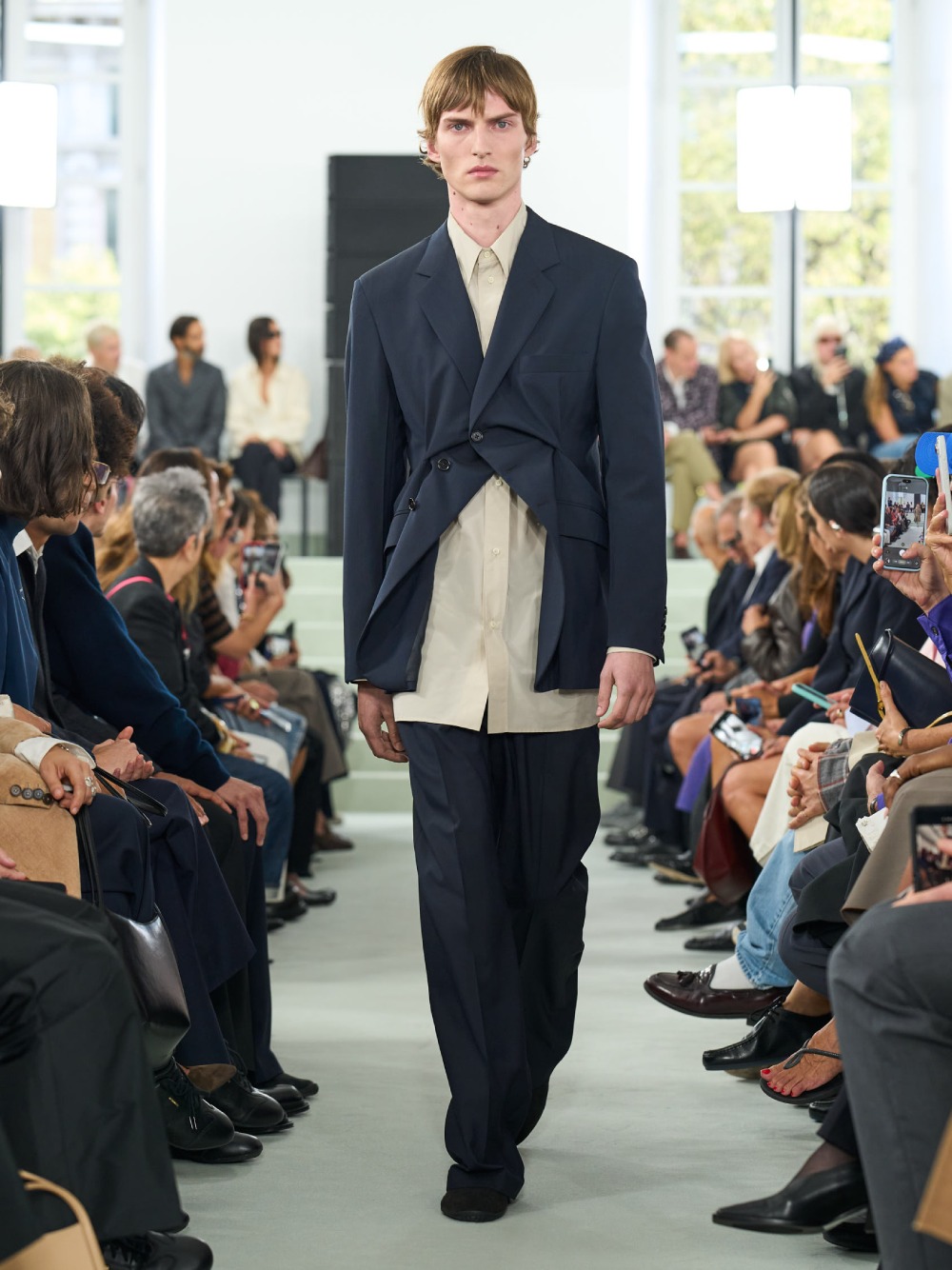 Jil Sander SS27 trae minimalismo desprolijo e imperfecto
