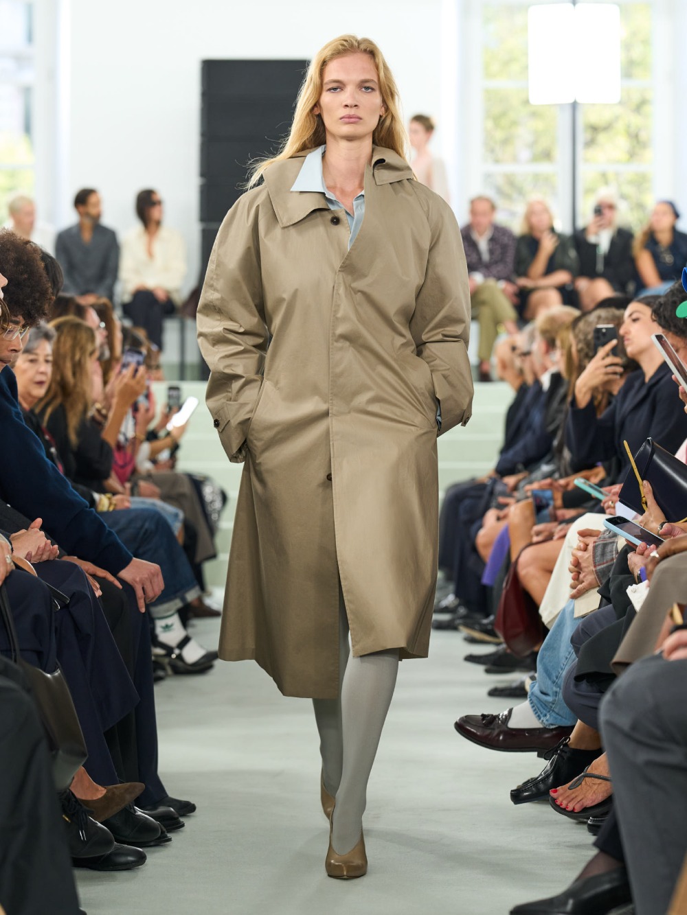 Jil Sander SS27 trae minimalismo desprolijo e imperfecto