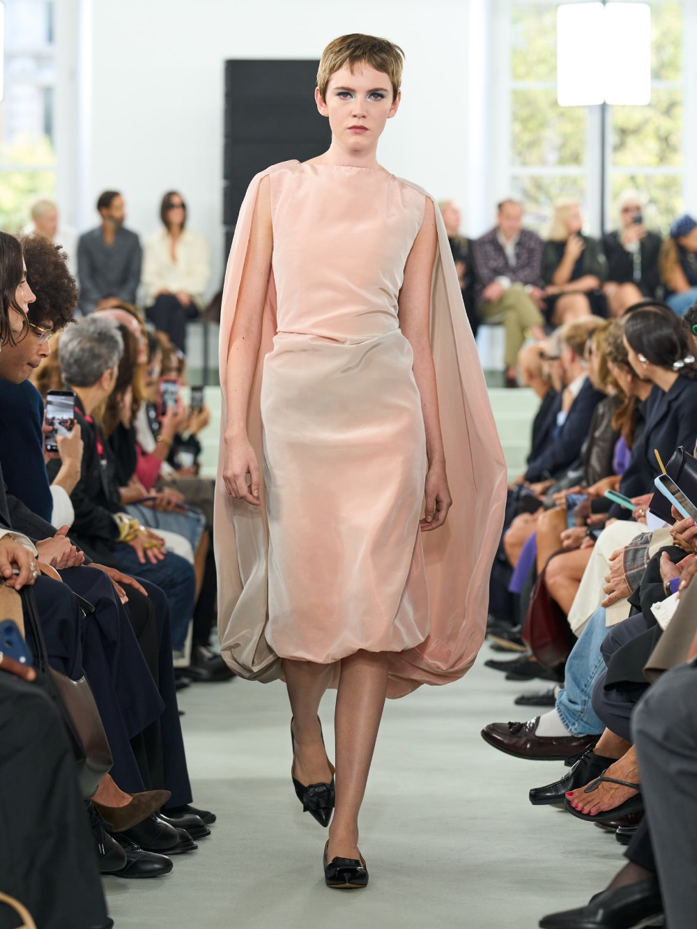 Jil Sander SS27 trae minimalismo desprolijo e imperfecto