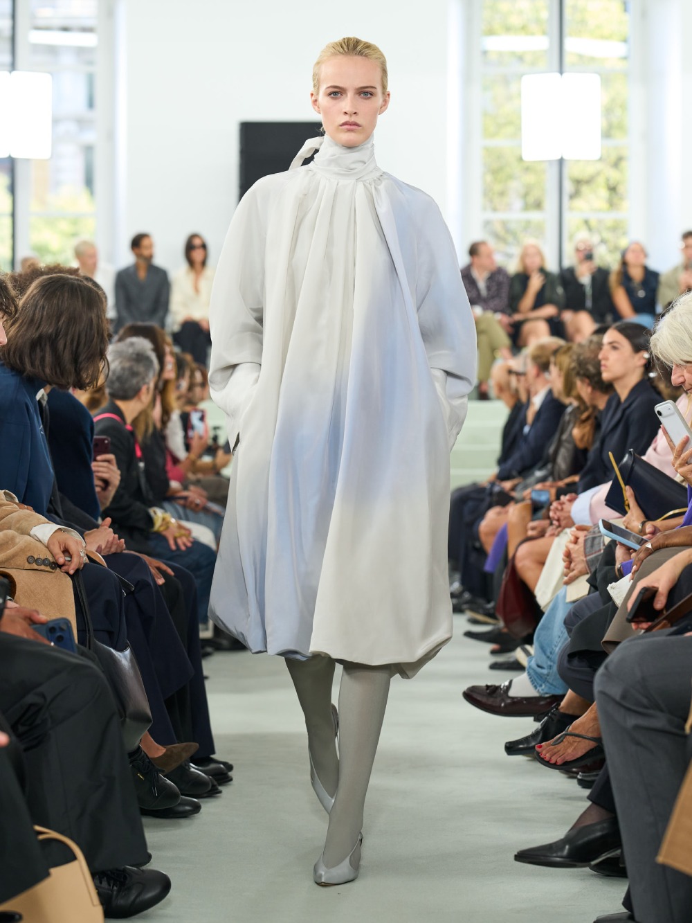 Jil Sander SS27 trae minimalismo desprolijo e imperfecto